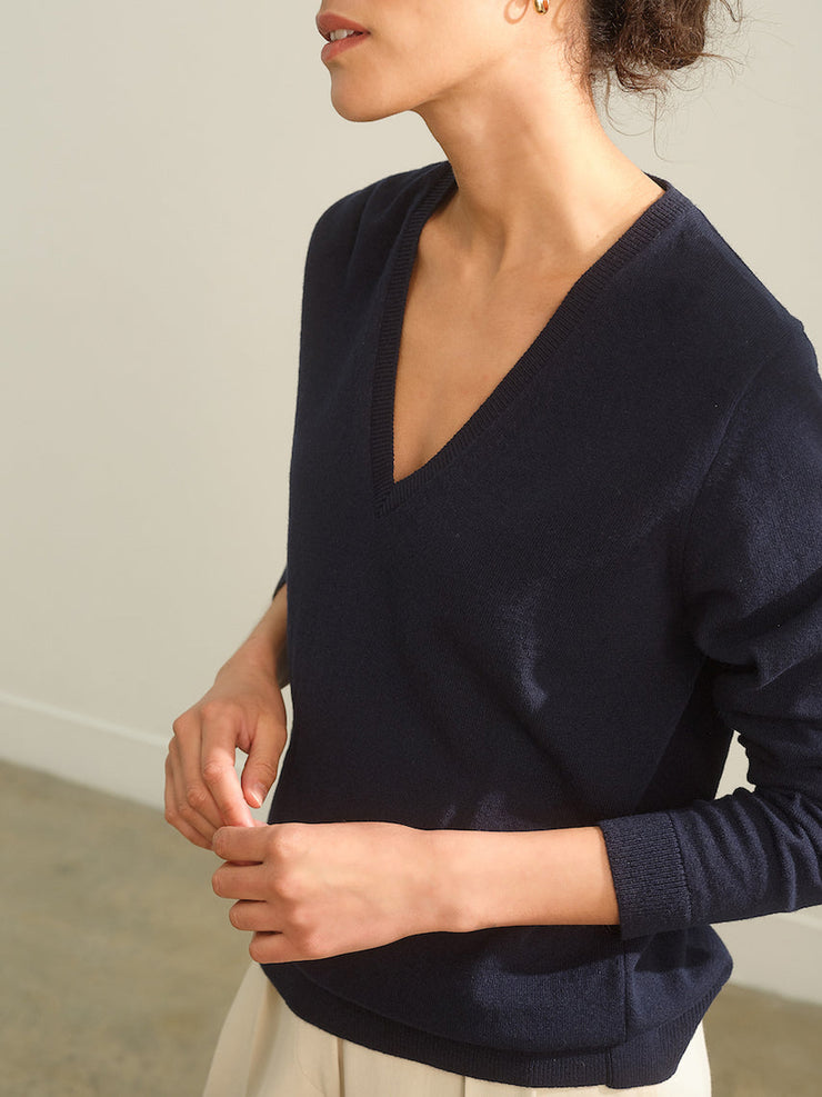 Navy Classic v neck jumper The CLASSIC V NECK Navygrey    - Collagerie