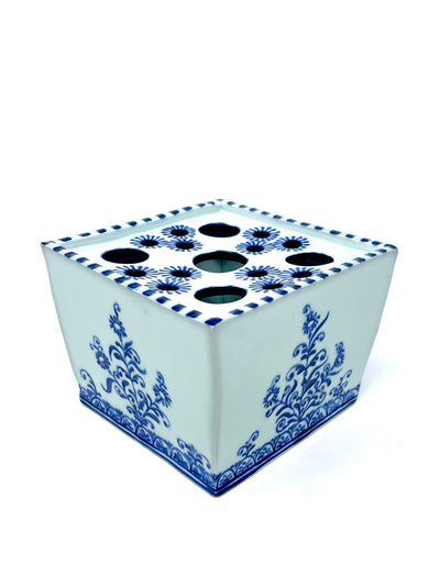 Armitano Domingo Flower brick with blue flowers and checkered rim at Collagerie