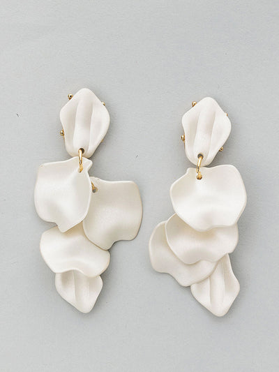 Bow19 White leaf pearl earrings at Collagerie