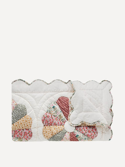 Projektityyny Petal patchwork quilt at Collagerie