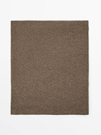 Massimo Dutti 100% cashmere scarf at Collagerie