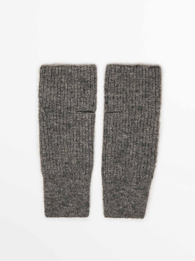 Massimo Dutti Ribbed knit mittens at Collagerie