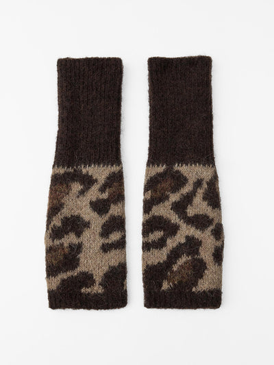 Zara Animal print knit mittens at Collagerie