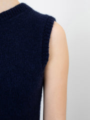 The Mabel navy blue vest by Issue Twelve sits close to the body with a boxy fit. The blend of silk and cashmere will keep you warm in Autumn Winter.  Collagerie.com
