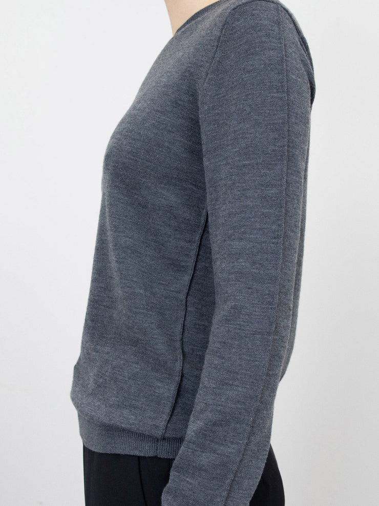 The Mia grey knit by Issue Twelve has a round neck and long sleeve. The virgin wool feels soft and light on the skin. Perfect for Autumn Winter. Collagerie.com