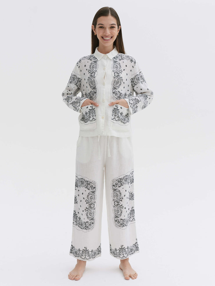 A do-it-all linen long Desmond & Dempsey pyjama set with pockets. Great for all seasons. Collagerie.com