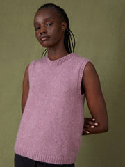 The Mabel pink vest by Issue Twelve sits close to the body with a boxy fit. The  combination of silk and cashmere is perfect for Autumn Winter months.  Collagerie.com
