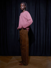 The Eve pink jumper by Issue Twelve has a round neck and slightly dropped shoulder. The perfect cashmere to keep you warm during Autumn Winter. Collagerie.com