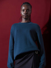 The Eve blue jumper by Issue Twelve has a round neck and slightly dropped shoulder. The medium weight cashmere is perfect for Autumn Winter. Collagerie.com