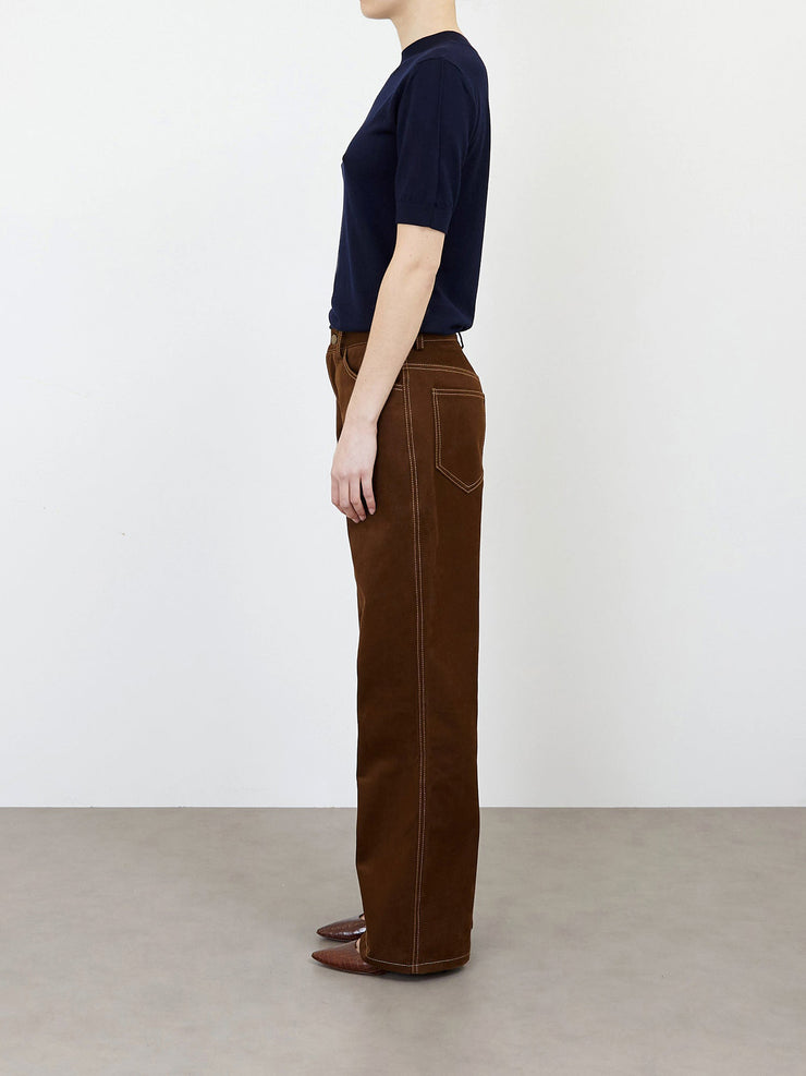 The Lenny brown jean by Issue Twelve sits low on the hip and is finished with contrast topstitching. The perfect colour for Autumn Winter months! Collagerie.com