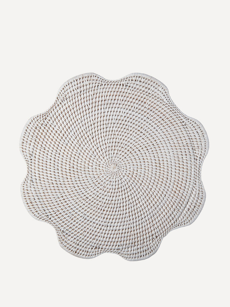 Scalloped rattan placemat in Brown
