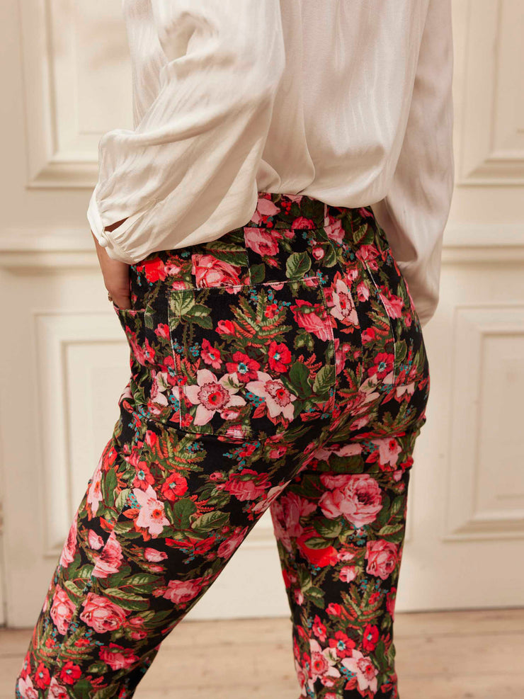 Flattering and versatile, these Yolke wild rose print trousers are a stand-out wear-alone piece, or can be matched for ultimate contemporary suiting. Collagerie.com