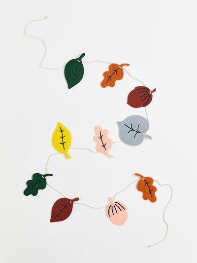 H&M Home Leaf and acorn garland at Collagerie