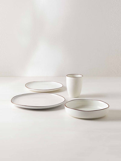 Sklum Porcelain dinnerware (16-piece set) at Collagerie